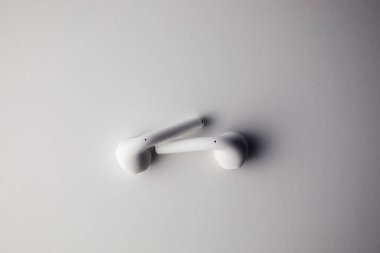 Mavi arka planda taşınabilir bir kulaklığın yakın çekimi