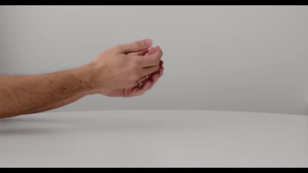 한 남자가 살균제로 손을 치료 한다. 코로나 바이러스의 개념입니다. 코로나 코비 디온 -19 바이러스 보호 비누 장갑 아트 — 비디오