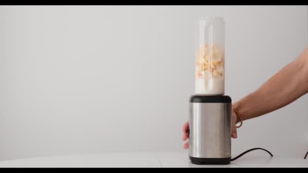 Blanda med ett glas fruktmilkshake. Smoothie maskin — Stockvideo