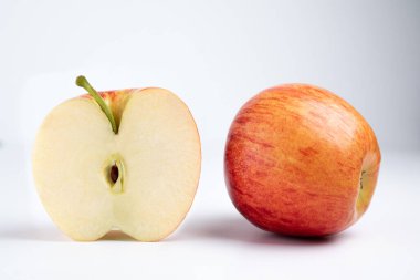 İzole edilmiş elmalar. Tüm kırmızı elma ve yarım izole beyaz arka planda kırpma yolu ile