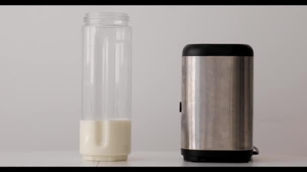 Frullatore con un bicchiere di latte con cacao. Smoothie macchina — Video Stock