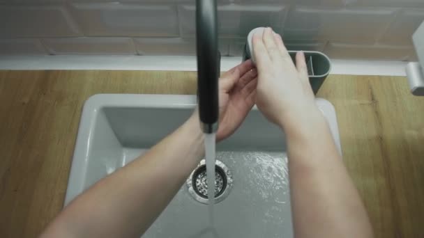 Les mains de l'homme se lavent les mains dans un évier avec de la mousse pour laver la peau et l'eau coule à travers les mains. Concept de santé, de nettoyage et de prévention des germes et du coronavirus au contact des mains. — Video