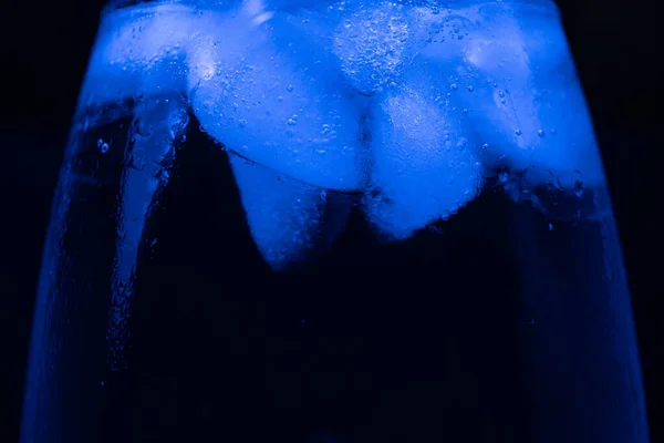 Vista de cerca de los cubos de hielo en el fondo azul de soda —  Fotos de Stock