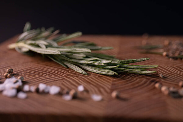 Крупный план чабреца на деревянной доске со специями. Меню ресторана, серия фотографий различных блюд
