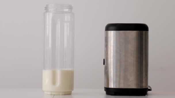 Mixer mit einem Glas Milch. Smoothie-Maschine — Stockvideo