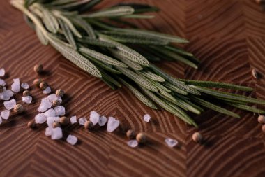 Tahta bir tahtaya baharatlı kekik yakın plan. Restoran menüsü, çeşitli yemeklerin fotoğrafları.