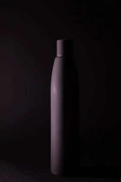 Garrafa vazia no fundo preto. Sílhueta da garrafa — Fotografia de Stock