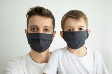 Koronavirüs karantinası kavramı. Maskeli çocuk. Virüse karşı koruma, enfeksiyon. Sağlığa. Tıbbi virüs poster tasarımı
