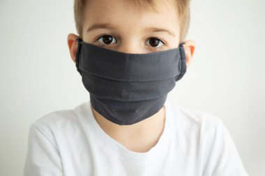 Koronavirüs karantinası kavramı. Maskeli çocuk. Virüse karşı koruma, enfeksiyon. Sağlığa. Tıbbi virüs poster tasarımı