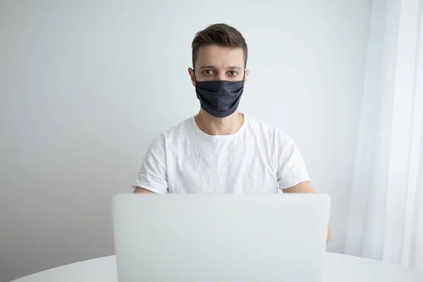 Concepto de cuarentena por coronavirus. Niño enmascarado. Protección contra virus, infección. Salud. Diseño del póster del virus médico — Foto de Stock