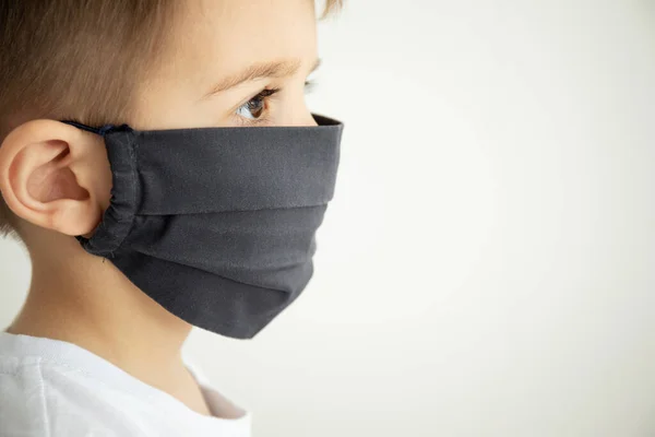 Concepto de cuarentena por coronavirus. Niño enmascarado. Protección contra virus, infección. Salud. Diseño del póster del virus médico —  Fotos de Stock