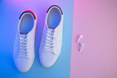 Renkli arka planda bir çift spor ayakkabı, üst görünüm