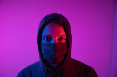 Koronavirüs karantinası kavramı. Maskeli adam. Virüse karşı koruma, enfeksiyon. Sağlığa. Tıbbi virüs poster tasarımı