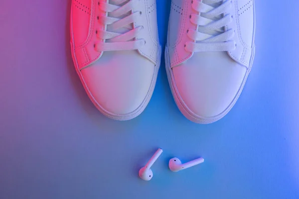 Coppia di sneakers su sfondo color, vista dall'alto — Foto Stock