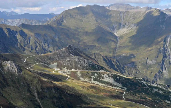 Höga österrikiska bergslandskap i Tyrolen Österrike. — Stockfoto