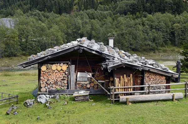 Austria europa casa in scena naturale erba terreni e alberi — Foto Stock