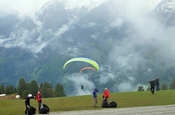 Austria paragliding and clouds and mountain landscape scene. — Stock Photo, Image