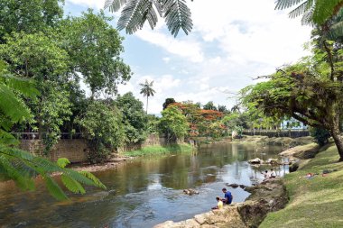 Nehir Morretes Brasil 'de güneşli bir sahnede