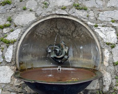 Su kaynaklı şehir çeşmesi, tarihi binalar