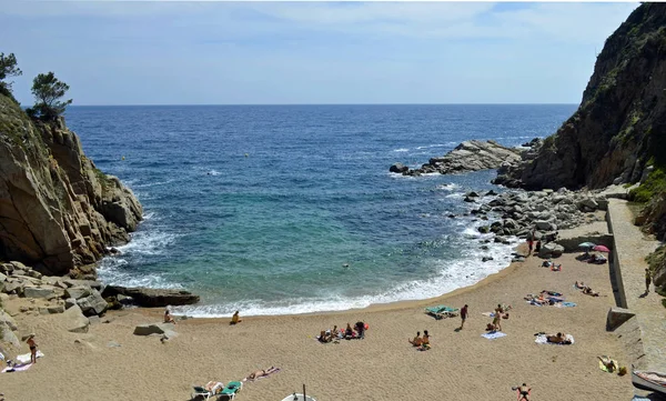 Imagen soleada de la playa española océano y acantilados en la naturaleza . —  Fotos de Stock