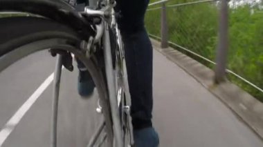 Bisikletçi tekerlek pedalı doğada şehir bisiklet yolunda.