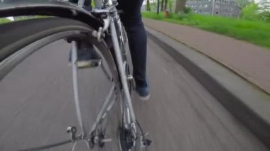 Bisikletçi tekerlek pedalı doğada şehir bisiklet yolunda.
