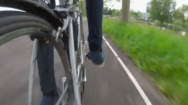 자전거타기 사이클 선수의 바퀴 페달을 실외에 있는 도시 자전거 도로에서 밟는다 — 비디오