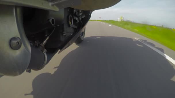 Video onboard on a motorcycle at the footpeg foot support low to the ground pov — Stock Video