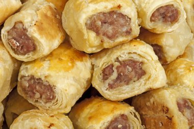 Yığın, taze pişmiş ev yapımı sosis Rolls kadar kapatın