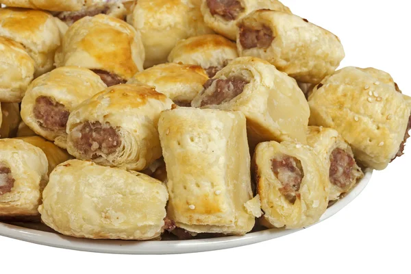 Piatto di rotoli di salsiccia appena sfornati fatti in casa — Foto Stock