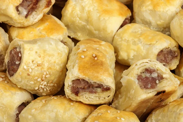 Fermer Rouleaux de saucisses maison fraîchement cuits — Photo