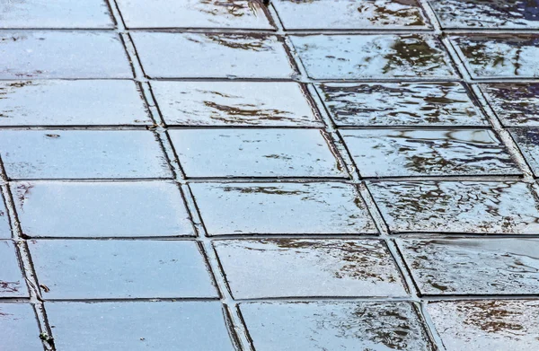 Close up Reflexões azuis e grunge em telhas molhadas — Fotografia de Stock