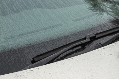  Ön cam Bonett ve Su damlacıkları kaplı silecek kolu