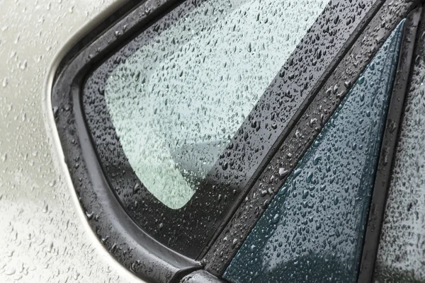 Våta fordon sidofönster med droppar mönster och texturer — Stockfoto