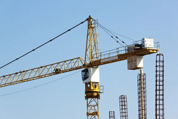 Grue à tour haute hauteur fonctionnant sur le chantier — Photo