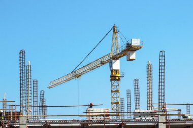 Yüksek kaldırma vinç ve işçi Woking inşaat sitesinde