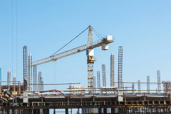 Hoge lift kraan en werknemers Woking op bouwplaats — Stockfoto