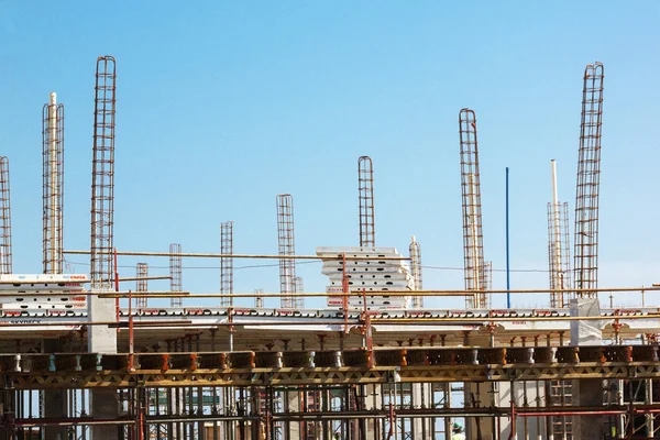 Guindaste de elevação alta Woking no canteiro de obras — Fotografia de Stock