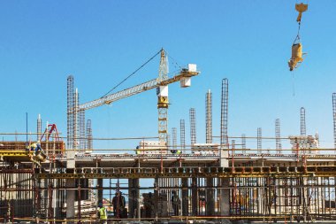 Yüksek kaldırma vinç ve işçi Woking inşaat sitesinde