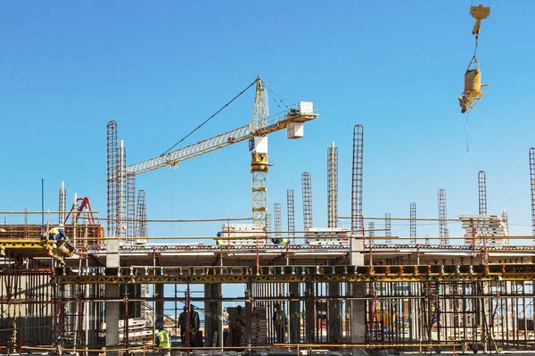 Grúa de gran elevación y trabajadores que trabajan en obras de construcción — Foto de Stock