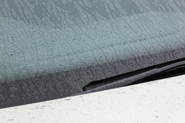 Ön cam Bonett ve Su damlacıkları kaplı silecek kolu