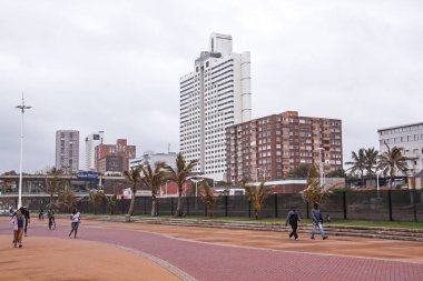 Bulutlu ıslak öğleden sonra Beachfront Durban Güney Afrika