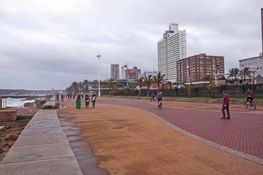 Bulutlu ıslak öğleden sonra Beachfront Durban Güney Afrika