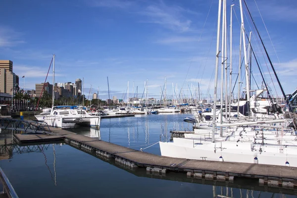 Yachts Moored at Wilsons Wharf Against City Skyline — Stock Photo, Image