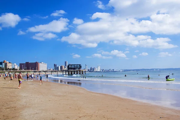 Vetchies Strand gegen Skyline der Stadt Durban Südafrika — Stockfoto