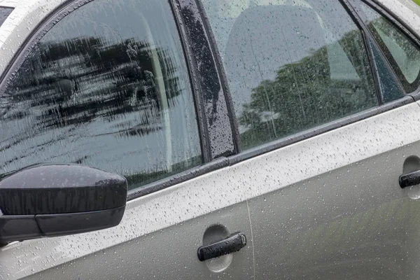 Patrones y texturas de gotas en vehículos de motor mojados — Foto de Stock