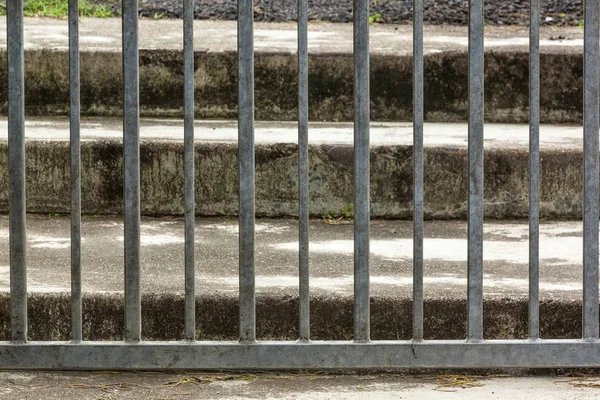 Portão de metal galvanizado e degraus de concreto vintage — Fotografia de Stock