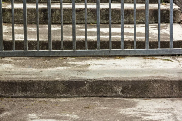 Porte en métal galvanisé et étapes en béton vintage — Photo