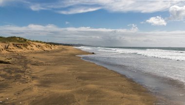  Plaj ve okyanus mavi bulutlu Skyline karşı boş 
