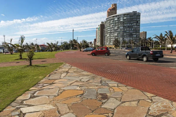 Stenlagda strandpromenaden mot Golden Mile stadssilhuetten — Stockfoto